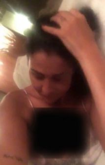 القصة الكاملة للفيديو العاري لغادة عبد الرازق وصحافي لبناني يشن عليها هجوماً بسبب صورتها على السرير 
