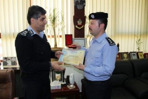 اللواء حازم عطا الله يمنح (جائزة الشرطة للتميز) للنقيب ماهر صوافية