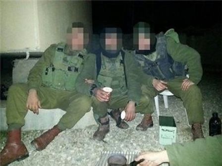 بالفيديو ضابط يشوي اللحم بغزة واخر نائم خلال دورية بالضفة