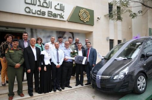 بنك القدس يسلم الفائز من أريحا سيارة أوبل كورسا2015 والفائز من طوباس راتب بقيمة 500 دولار