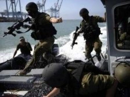 الزوارق الحربية الإسرائيلية تستهدف الصيادين بغزة
