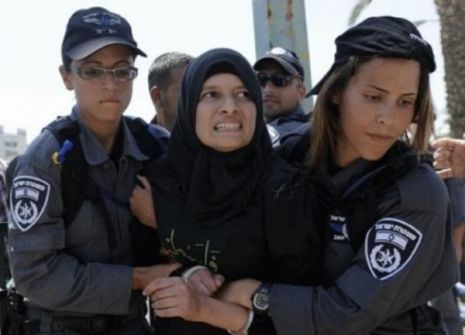 شرطة الاحتلال تعتقل امرأة بعد إنجابها لطفلها بحجة الإقامة غير الشرعية في إسرائيل 