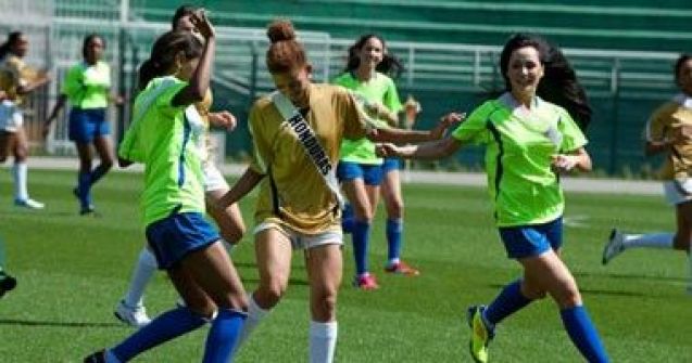فتاة تركية تتلقى تدريبات كرة القدم