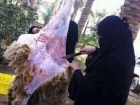 شابة سعودية تنافس الرجال وتذبح أضحية العيد بنفسها
