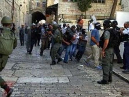 القدس: إصابة شاب في مواجهات مع جنود الاحتلال بالقرب من باب العامود