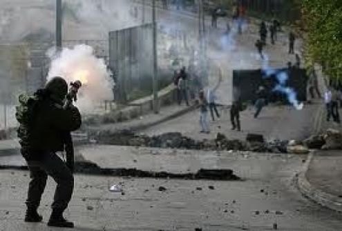 إصابة عدد من المواطنين في مواجهات ليلية مع الاحتلال بالقدس 