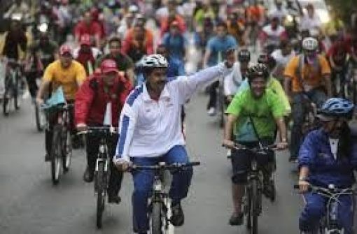  بالفيديو.. الرئيس الفنزويلي يسقط عن دراجته أمام الملأ