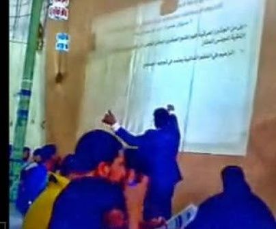 بالفيديو: مدرس يعلّم الطلاب على واحدة ونص 