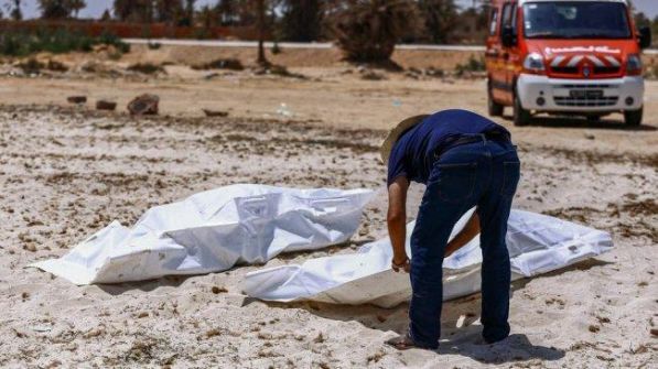 تونس تنتشل جثث 14 مهاجراً بعد غرق العشرات قبالة سواحلها