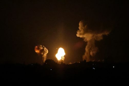 الاحتلال يشن غارات على غزة والمقاومة تطلق نيران مضادة