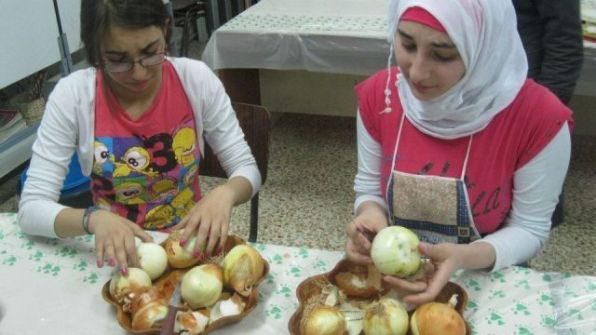تجربة  طفولية في رمضان  الأطفال يطبخون ويعدون وجبات الطعام ويدعون للإفطار