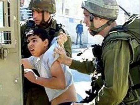 قوات الاحتلال تعتقل طفلين وفتاة من إذنا وتداهم بلدية بيت أولا 