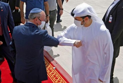 أول دولة عربية تسمح للمستوطنين بالدخول مباشرة.. الإمارات وتل أبيب توقعان اتفاقية إعفاء من التأشيرات