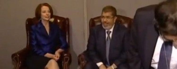 فيديو:العدسات تلاحق مرسى: القناة العاشرة الأسترالية تعرض لقطات للرئيس وهو يضبط ملابسه خلال لقاء جيلارد