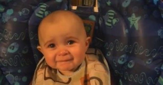 بالفيديو.. طفلة عمرها عشرة شهور تبكى على غناء والدتها