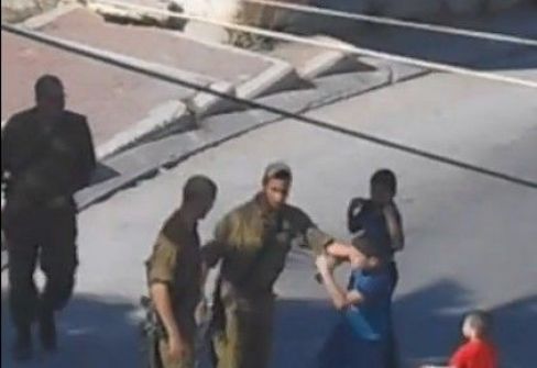 فيديو: جندي إسرائيلي يعتدي على طفل فلسطيني في الخليل