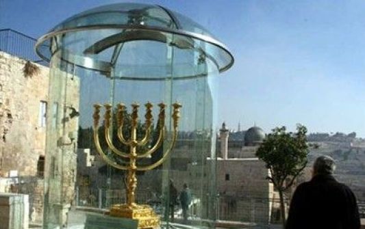  منظمات يهودية تخطط لإدخال 'الشمعدان التلمودي' إلى الأقصى غدا 
