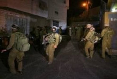 قوات الاحتلال تعتقل شابين من جنين وآخر من الخليل