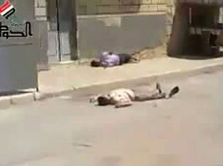 شاهد الفيديو :مقتل 25 شخصا بينهم 16 جنديا ونساء واطفال في هجوم كيماوي شنته المعارضة في شمال سوريا