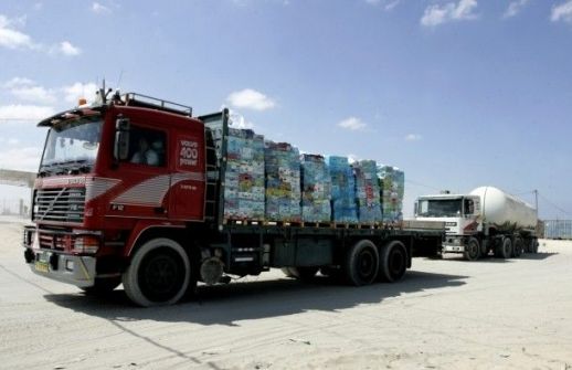  الاحتلال يمنع 20 شاحنة محملة بالبرقوق من الدخول الى قطاع غزة 