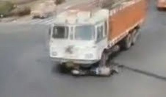 بالفيديو.. نجاة امرأة هندية من تحت عجلات شاحنة بـ