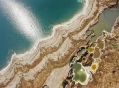 بالصور - حفر مرعبه في محيط البحر الميت 