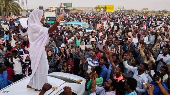  محتجو السودان: لن نفض الاعتصام قبل 'تسليم السلطة'