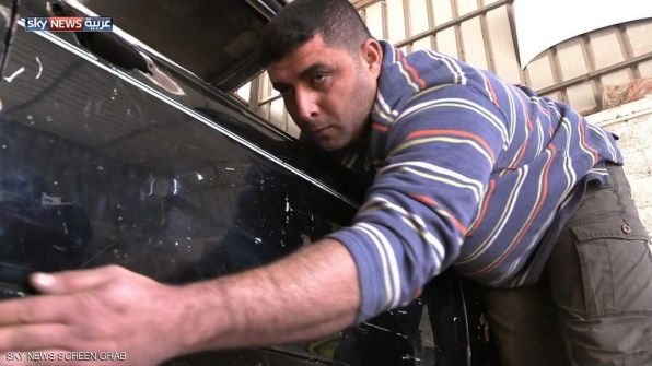 كفيف فلسطيني يبرع في تصليح السيارات