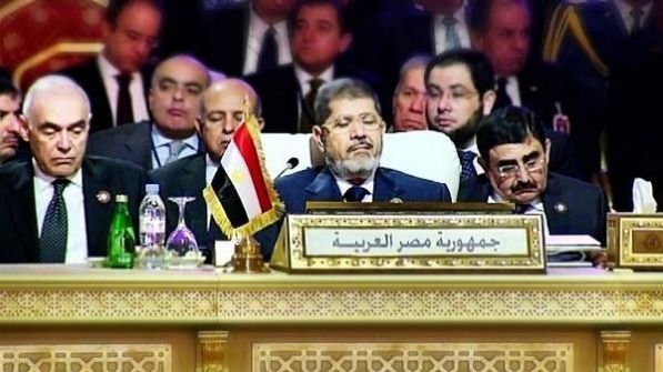 الرئيس اليمني ووزير الخارجية المصري ينامون خلال كلمة مرسي