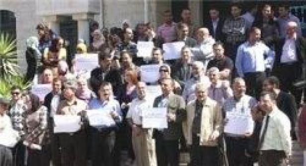 موظفو وزارة التربية ومديرياتها يعتصمون أمام مجلس الوزراء