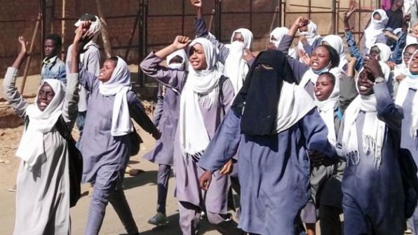 مظاهرات السودان: لماذا غضبت النساء المشاركات في الاحتجاجات من الرجال؟