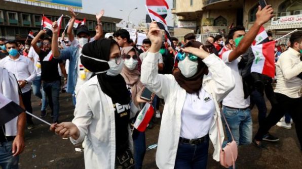مظاهرات العراق: آلاف يكسرون حظر التجول في العاصمة بغداد، ومقتل خمسة بينهم فتاة مع استمرار الاحتجاجات