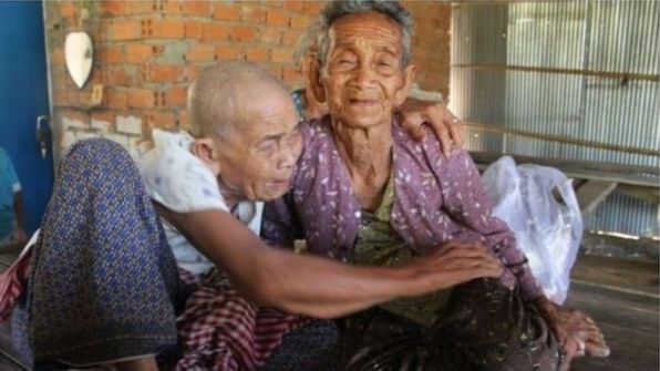 شقيقتان كمبوديتان في سن المئة تلتقيان بعد فراق حوالي نصف قرن