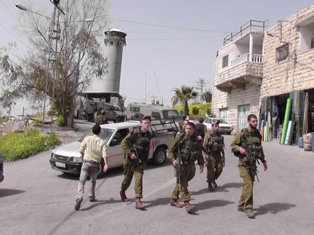 الاحتلال يعتقل 4 مواطنين ويكثف حواجزه العسكرية في الخليل 