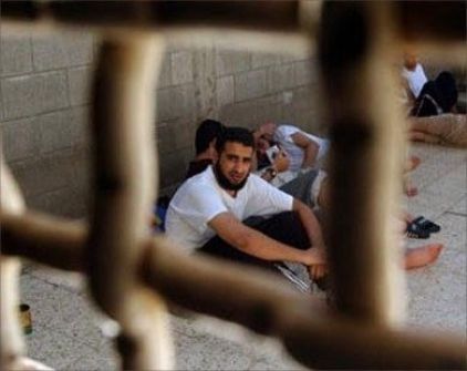 فروانة : ( 12 ) نائبا في سجون الاحتلال بعد الإفراج عن النتشة 