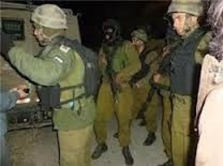 بيت لحم: الاحتلال يعتقل شابين ويسلّم ثلاثة أشقاء استدعاءات لمراجعة مخابراته 