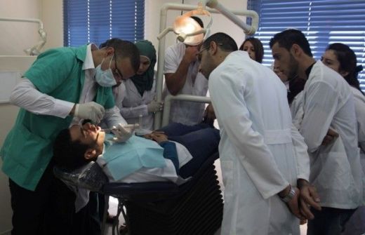 خريجو طب الأسنان في الجامعة العربية الامريكية يجتازون امتحان مزاولة المهنة بنسبة 95%