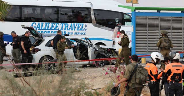 إصابة 19 جنديا إسرائيليا في انقلاب حافلة بالنقب