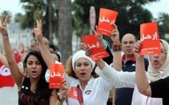 آلاف المتظاهرين في تونس يطالبون بإسقاط الحكومة
