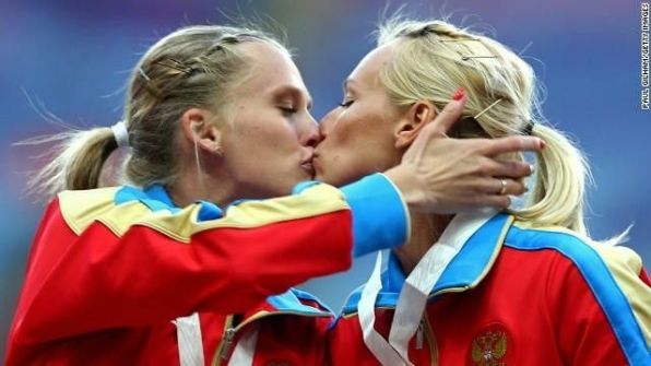قبلة ساخنة بين روسيتين تهزّ بطولة العالم للقوى