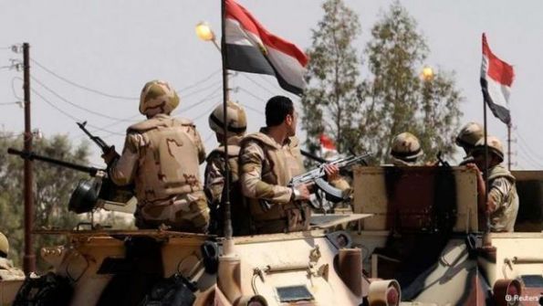 فيديو: مسلحون في سيناء يفجرون مدرعة للجيش المصري 