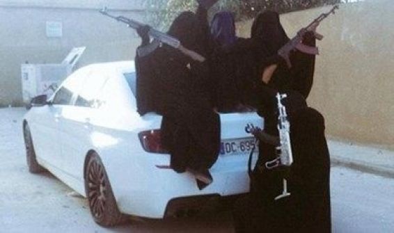 بالصور.. أرملة داعشي تنشر صوراً لجهاد الـ5 نجوم وتؤكد: متعطشات لشرب الدماء 