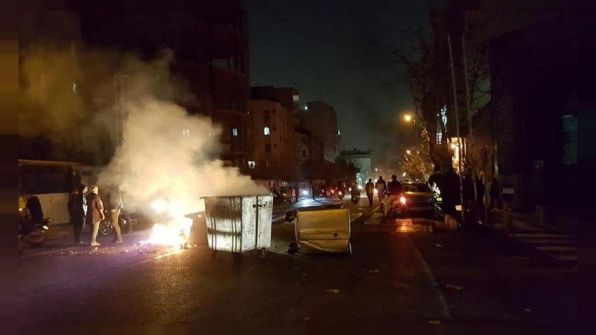 متظاهرون إيرانيون يجردون جنديا في الحرس الثوري الإيراني من بنطاله
