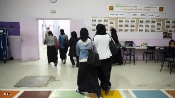 مدرسة فرنسية تحظر ارتداء المسلمات تنورات طويلة