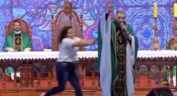 فيديو: راهب روسي يزعم أن السمينات لا يدخلن الجنّة.. فماذا حصل له؟