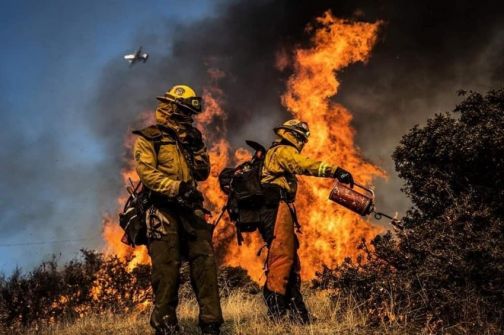 جحيم كاليفورنيا- إجلاء عشرات الآلاف وانقطاع الكهرباء والغاز عن الملايين بسبب حرائق الغابات المُشتعلة