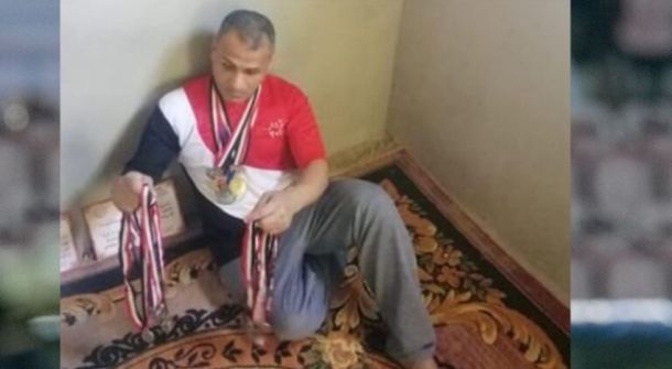 بطل مصري يعرض 46 ميدالية للبيع