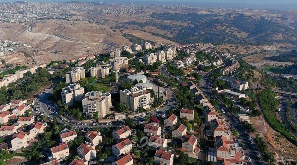 بلدية الاحتلال تطالب بتعزيز البناء الاستيطاني في القدس دون خوف من الأمريكيين 