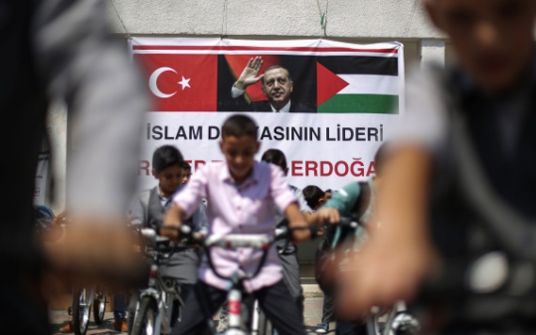 أردوغان يعايد أيتام غزّة بدرَّاجات هوائية - صور
