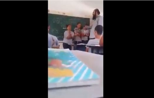 ايقاف معلم ضرب تلاميذه في غزة - فيديو